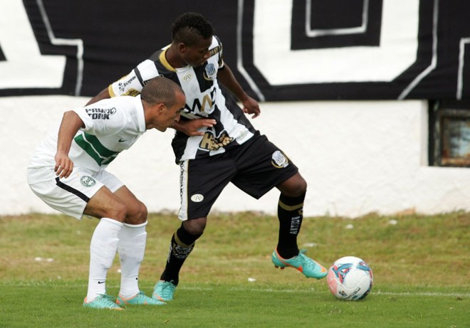 Volante Gil (e) foi titular do Coxa |