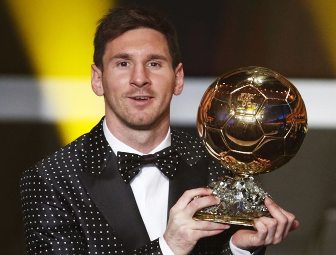 Com o traje inusitado, da da grife Dolce & Gabanna, Messi recebeu prêmio de melhor do mundo | 