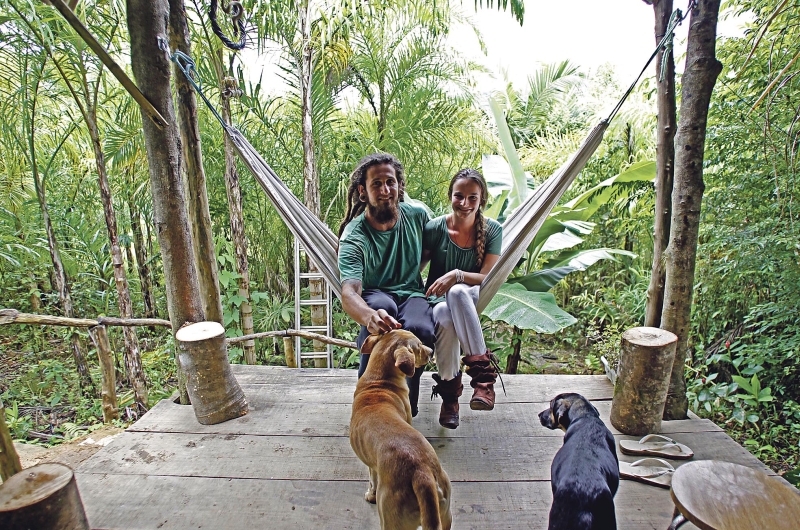 Osvaldo Rosario e Marina Pereira vivem em uma chácara na colônia Maria Luiza: natureza por todo lado | Albari Rosa/ Gazeta do Povo