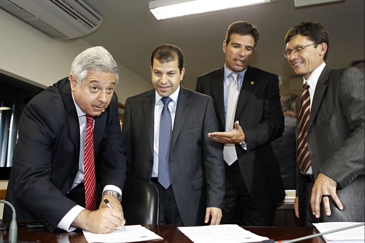 Salamuni (à esquerda) com outros vereadores, momentos antes da votação | Albari Rosa / Agência de Notícias Gazeta do Povo