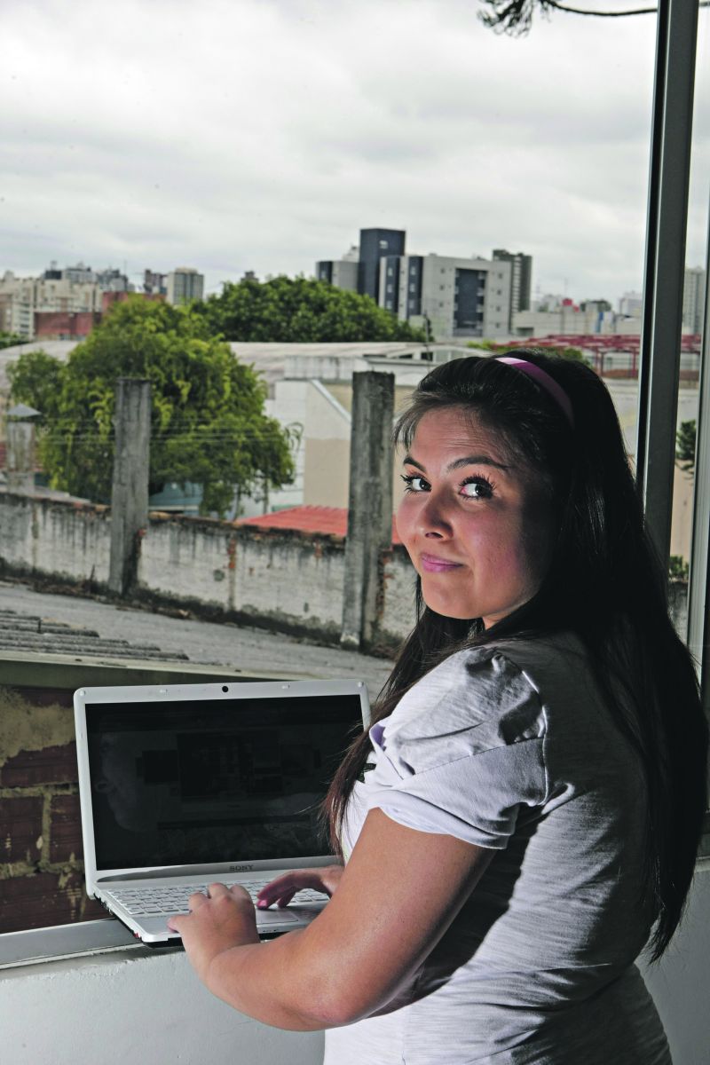 A estudante Leda Marília, que se mudou em janeiro: férias facilitam a troca de endereço | Ivonaldo Alexandre/ Gazeta do Povo