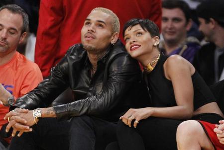 A cantora Rihanna aparece com Chris Brown em jogo da NBA em Los Angeles no dia 25 de dezembro | REUTERS/Danny Moloshok