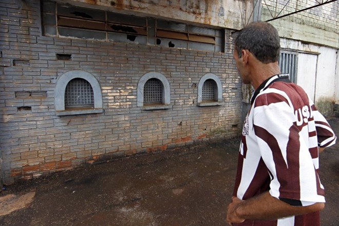 Vidros quebrados acima da bilheteria são os primeiros sinais de depredação do estádio. |