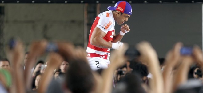 Vitor Belfort faz movimentos de lutas diante do público paulista |