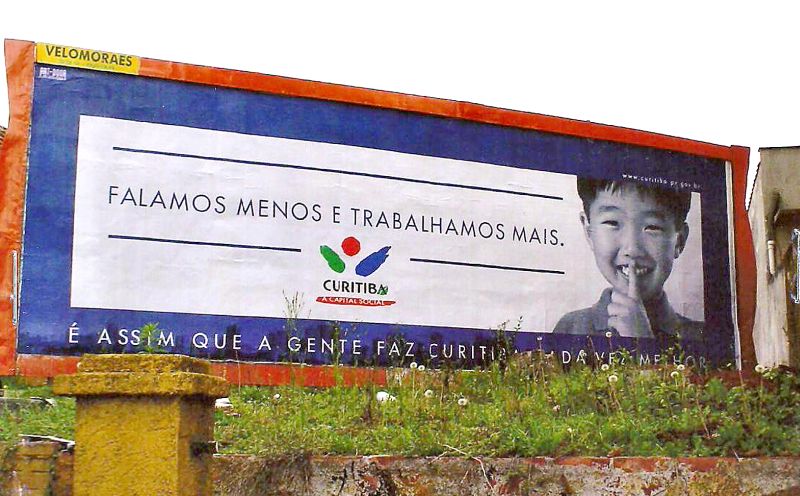 Cartaz colocado nas ruas na gestão de Taniguchi: propaganda não tinha cunho informativo | Arquivo/ Gazeta do Povo