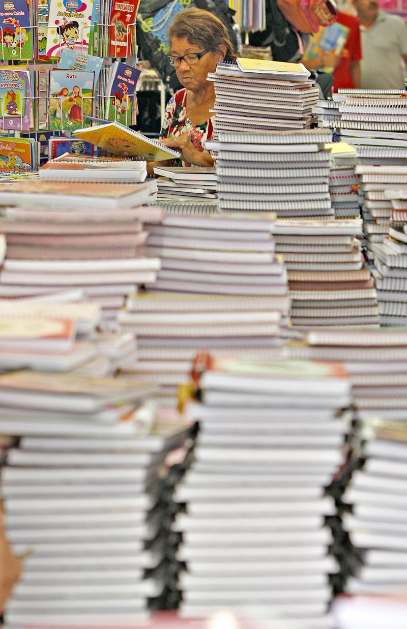 Movimento em papelarias e lojas indica que boa parte dos pais curitibanos está antecipando as compras | Jonathan Campos/ Gazeta do Povo