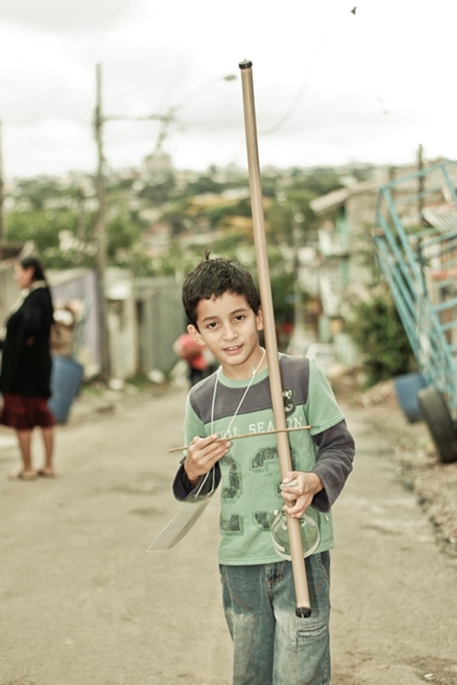 Instrumentos feitos com material reciclado anima crianças da Vila das Torres | 