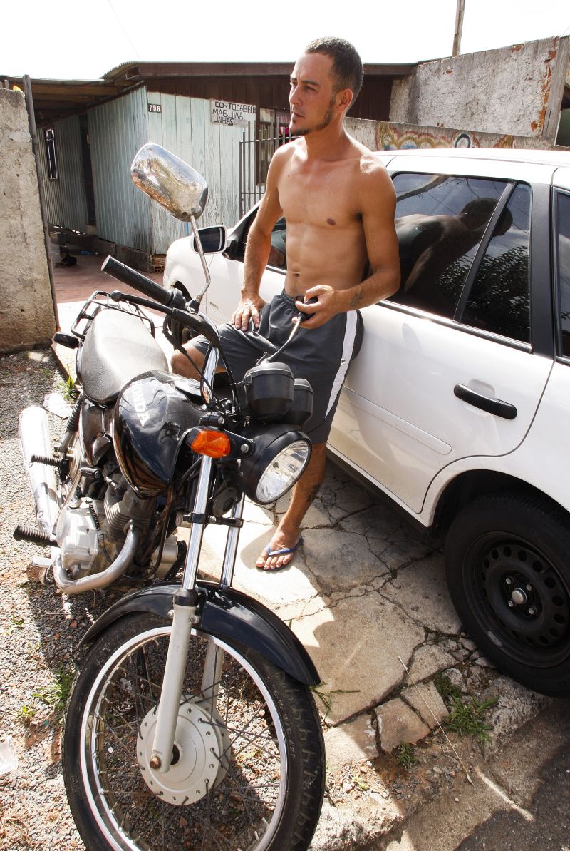 Rodrigo Correia, morador de Campo de Santana: insatisfação com o transporte coletivo levou à compra de carro e moto | Hugo Harada/ Gazeta do Povo