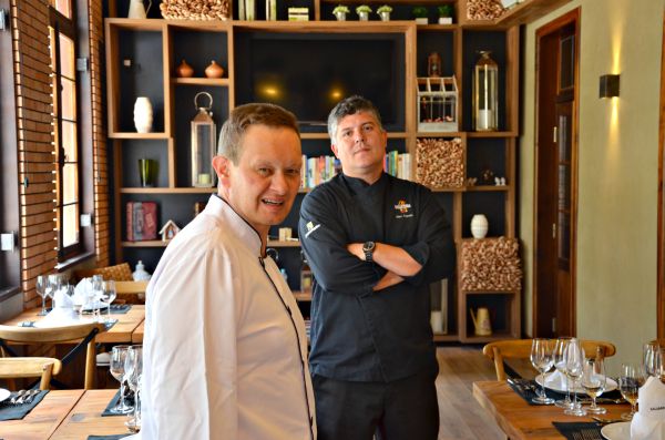 Os chefes de cozinha Marcus Biazzetto (de branco) e Alex Caputo, que inauguram nesta terça-feira o Salumeria Ristorante/Gastronomia, na Rua Jaime Reis, no São Francisco. Os pratos são inspirados nas comidas típicas da Toscana e da Emiglia Romana | Gustavo Zielonka