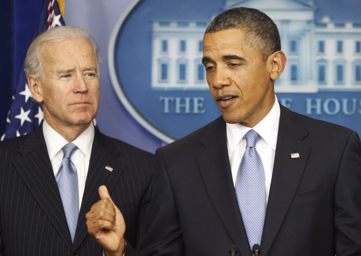 Barack Obama, presidente dos EUA, discursa ao lado do vice-presidente Joe Biden, após votação na Câmara dos Deputados | Jonathan Ernst / Reuters