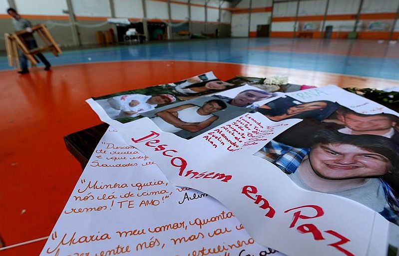Cartazes e fotos no ginásio em Santa Maria lembram as vítimas do incêndio na boate Kiss | EFE/Marcelo Sayão