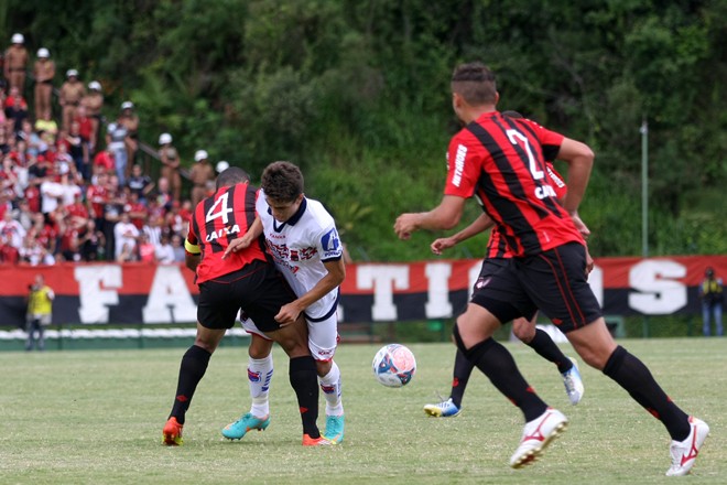 Bruno Costa comete falta em Luisinho e leva o amarelo | 