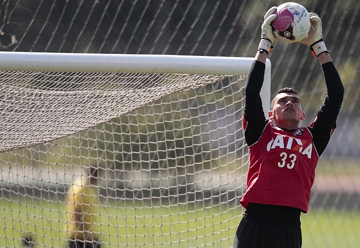 Goleiro Santos, do Atlético sub-23, espera não tomar gol nesta quarta-feira diante do Toledo | Daniel Castellano / Gazeta do Povo