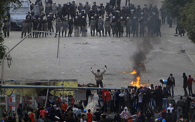 Manifestantes e policiais ficam frente a frente nas proximidades da Praça Tahir, no Cairo. Houve confronto | REUTERS/Mohamed Abd El Ghany