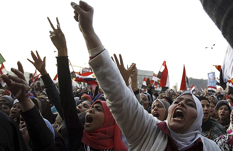 Manifestantes gritam palavras de ordem durante protesto na Praça Tahrir, no Cairo | REUTERS/Mohamed Abd El Ghany