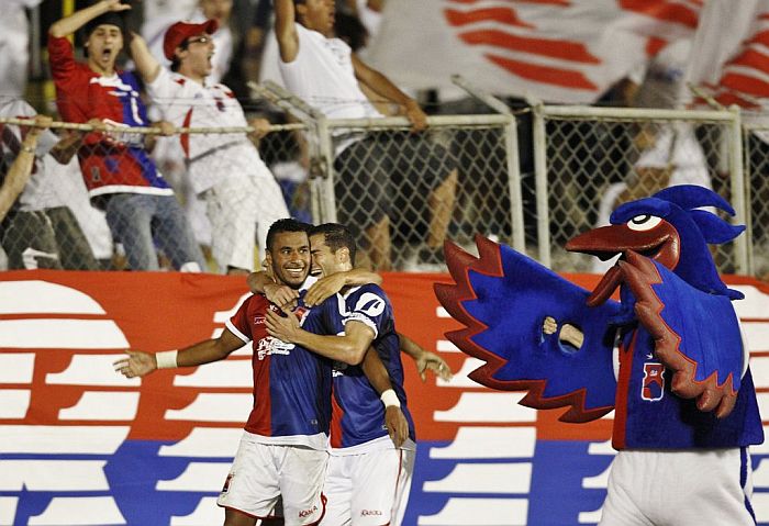 Henrique comemora o gol da virada contra o Londrina, que garantiu momentaneamente a liderança do Paraná | Daniel Castellano / Gazeta do Povo