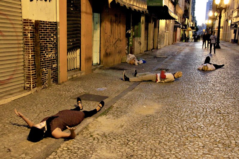 Os quatro atores da peça interpretam na rua sensações da leitura de Laforgue | Lídia Sanae Ueta / Divulgação