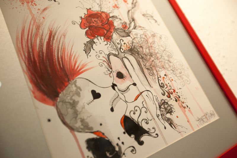 O trabalho de Maureen Miranda usa aquarela e canetas diversas em papéis pretos, brancos, cinzas e vermelhos | Divulgação