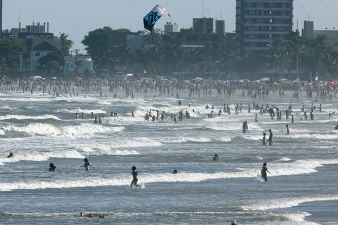 Veranistas lotaram a praia de Caiobá | 