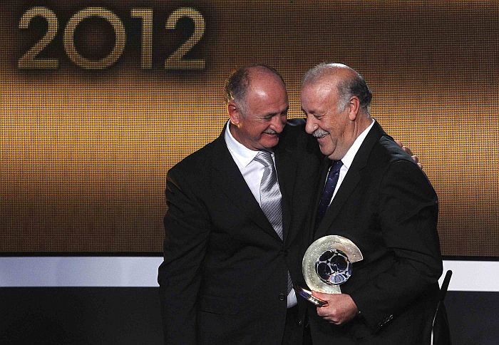 Vicente del Bosque recebeu o prêmio de melhor técnico de 2012 das mãos de Luiz Felipe Scolari | Reuters