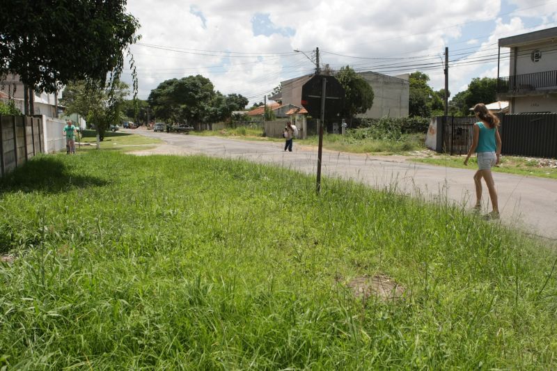 Pedestre divide espaço com carros no Boqueirão: 33,10% dos domicílios urbanos regularizados da capital não têm passeio | Ivonaldo Alexandre/ Gazeta do Povo
