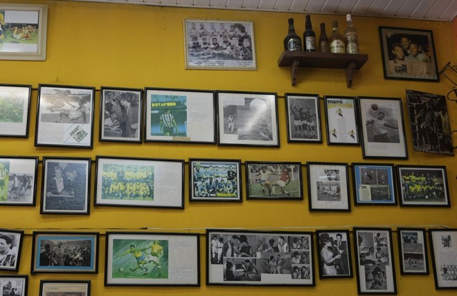 Bar O Torto é todo decorado com itens sobre Garrincha |