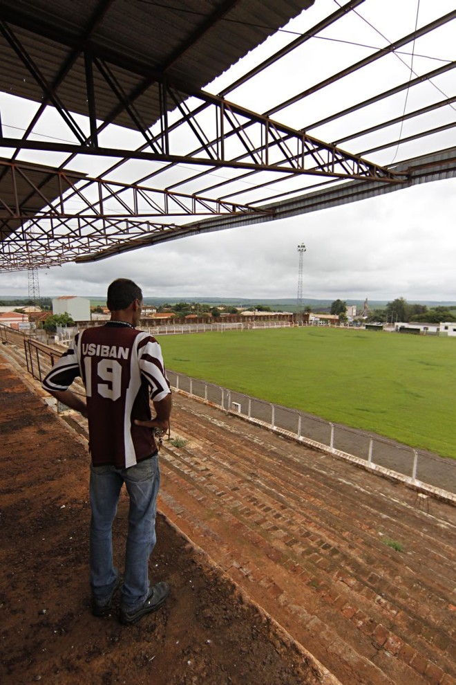Aparecido Domingos de Oliveira, o Cidão, é o responsável por cuidar do estádio. A cobertura arrancada por uma tempestade, há dois anos, ainda não foi reposta. |