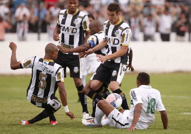 Rafael Silva (sentado) tenta o desarme |