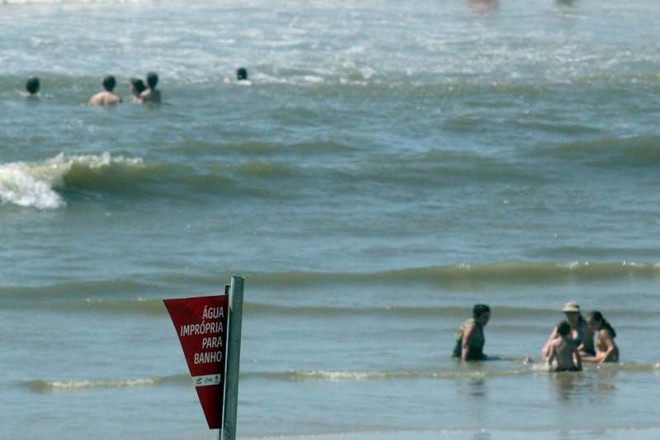 Mesmo com a água imprópria para banho, os banhistas não deixaram de entrar no mar | 