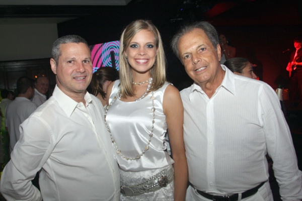 Na badalada festa de réveillon do Graciosa Country Club, o diretor social do clube, Luiz Roberto Pinho Borges (primeiro à esq.), recebeu a nutricionista Anna Roberta Muffone e seu pai, o restaurater Giovanni Muffone | Mauro Campos