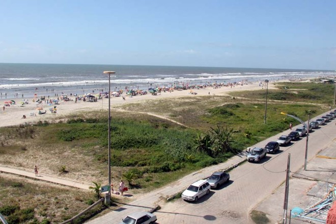 Vista do alto do movimento da praia de Ipanema | 
