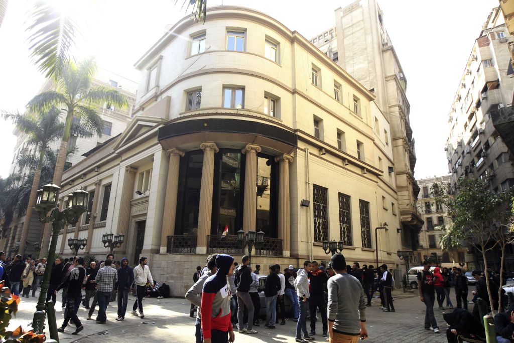 Torcedores do Al Ahly protestam e pedem justiça em frente à Bolsa de Valores egípcia. 74 torcedores do clube morreram em um massacre no ano passado | Reuters