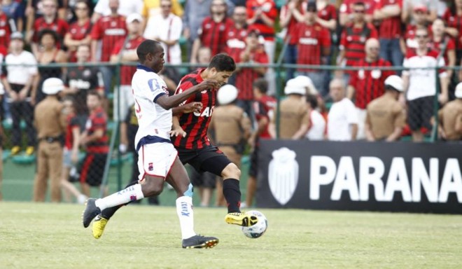 Volante Zé Luis foi escalado como titular no time paranista | 