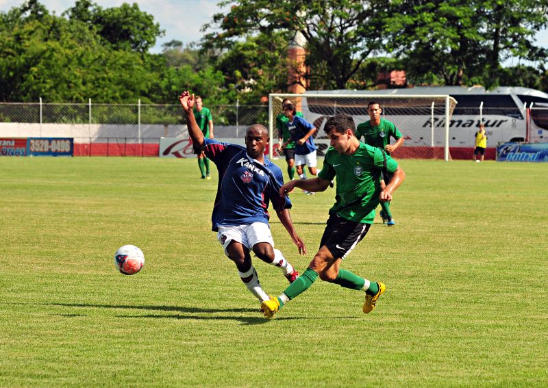 O lateral-esquerdo Eltinho foi um dos testados pelo técnico Marquinhos Santos para iniciar o Campeonato Paranaense | Marcos Labanca/ Gazeta do Povo