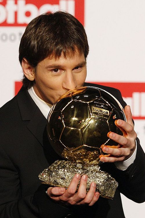 Messi com sua primeira Bola de Ouro, de melhor jogador em 2009 | Reuters