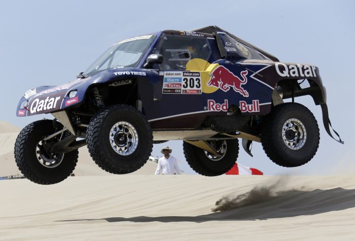 Carro do espanhol Carlos Sainz e do alemão Timo Gottschalk foi o mais rápido do dia nas areias peruanas | Jacky Naegelen / Reuters