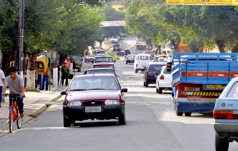 Rua de Rio Branco do Sul, na Grande Curitiba: R$ 7,8 milhões de dívida não cobrada | Ivonaldo Alexandre/Gazeta do Povo