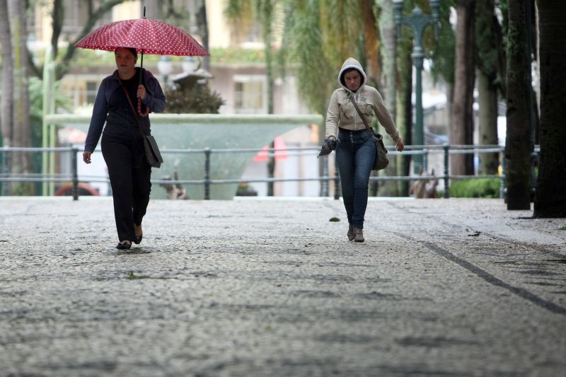 Curitibanos enfrentaram ontem frio e chuva em pleno verão | Henry Milleo/Gazeta do Povo
