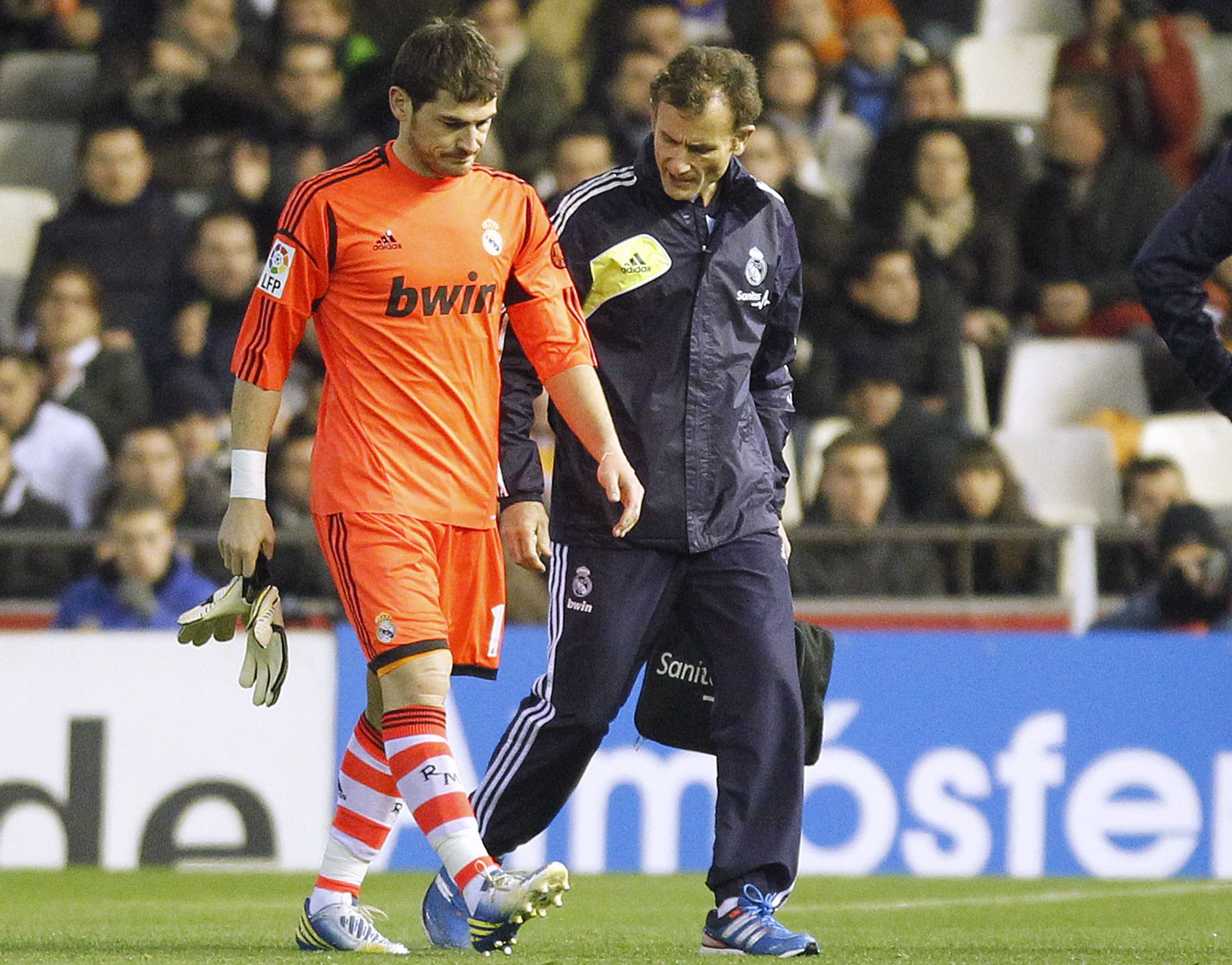 Casillas sai de campo com a mão quebrada | Reuters