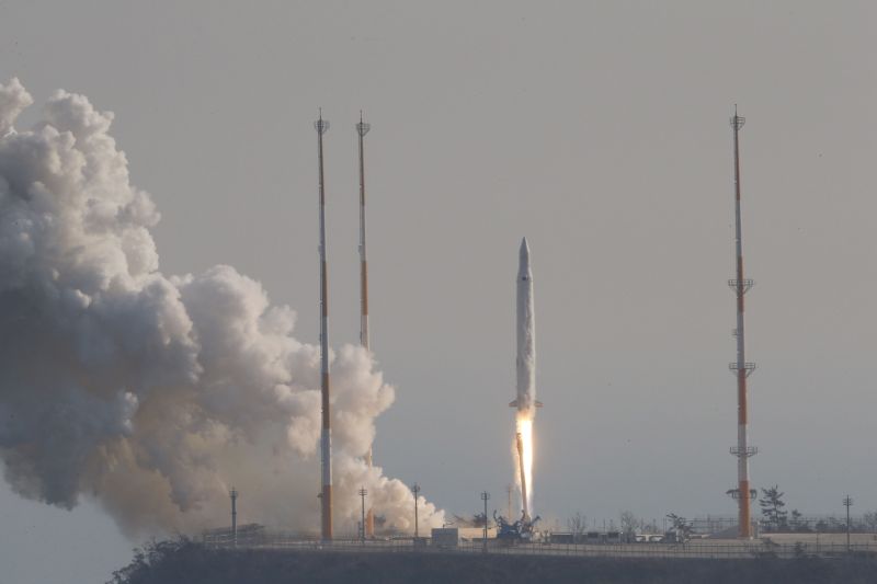 Foguete Naro-1 foi lançado após duas tentativas frustradas em 2009 e 2010 | REUTERS/Seo Myong-gon/Yonhap