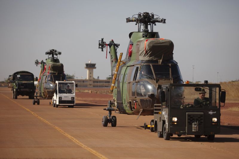 Helicópteros franceses chegam em uma base aérea em Bamaco, a capital do Mali, para reforçar combate a rebeldes islâmicos que dominam o norte do país africano | Joe Penney/Reuters
