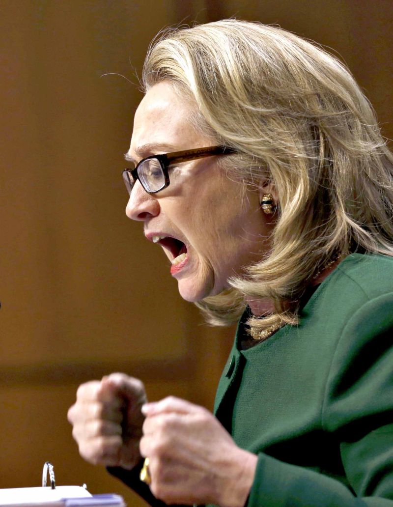 Havia quatro americanos mortos. Se era por causa de protestos ou porque um cara resolveu sair à noite e matar americanos, qual a diferença? Nosso trabalho é descobrir o que houve e fazer o que podemos para evitar que ocorra de novo. -Hillary Clinton, secretária de Estado americana | Kevin Lamarque/Reuters