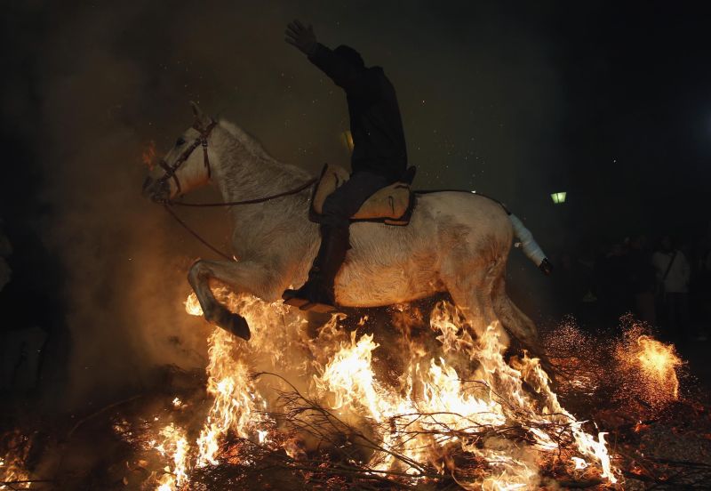 Homem montado a cavalo atravessa fogueira em festival religioso nas proximidades de Madri, Espanha | REUTERS/Sergio Perez