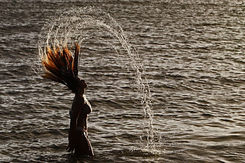 Mulher aproveita o mar na praia de Caieiras, em Guaratuba | Albari Rosa/Gazeta do Povo