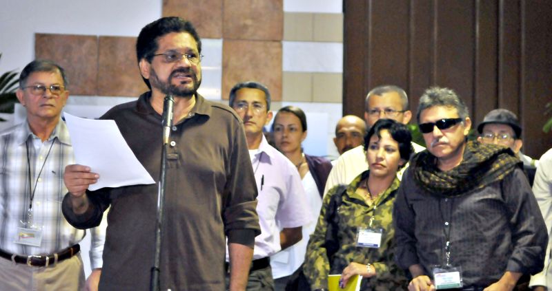 O número 2 das Farc, Ivan Márquez, lê comunicado antes de reunião de paz, em Havana | EFE