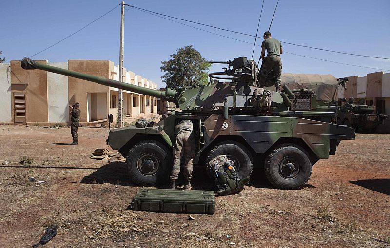 Soldados franceses preparam equipamento na base aérea de Bamako, no Mali | REUTERS/Joe Penney
