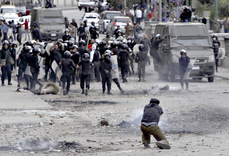 Manifestante contrário ao presidente Mohamed Mursi dispara uma arma caseira contra a polícia, no Cairo | Amr Abdallah Dalsh/Reuters