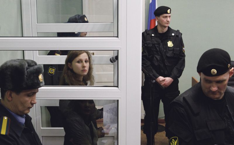 Maria Alyokhina em tribunal de Berezniki, onde está presa | Sergei Karpukhin/Reuters