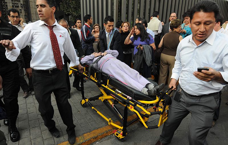 Feridos são atendidos em frente à sede da petrolífera Pemex, na Cidade do México, onde uma explosão nesta quinta-feira (31) deixou 14 mortos | REUTERS/Alejandro Dias