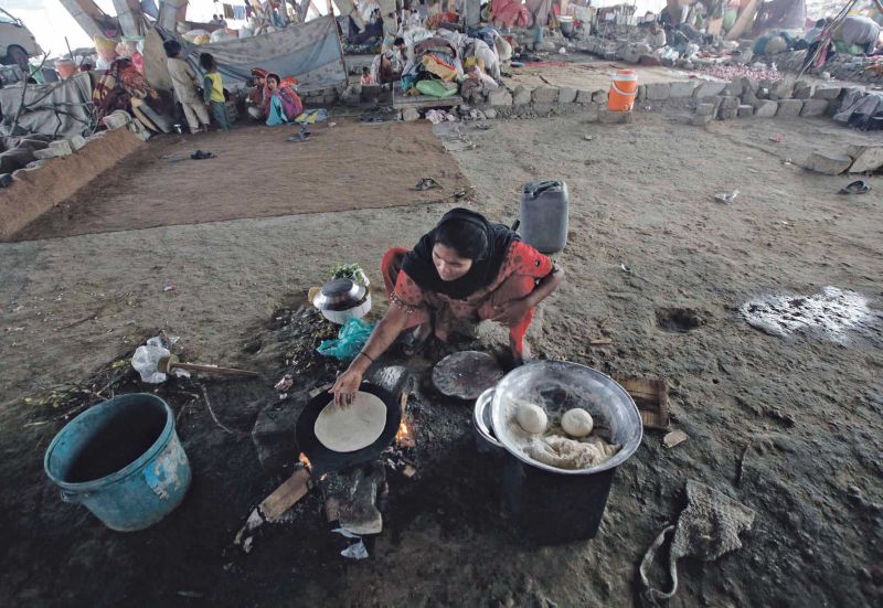 Mulher prepara comida em Karachi, no Paquistão, país com déficit na produção de alimentos | Athar Hussain/Reuters